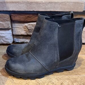Sorel Joan of Arctic Wedge Chelsea boots size 10.5
